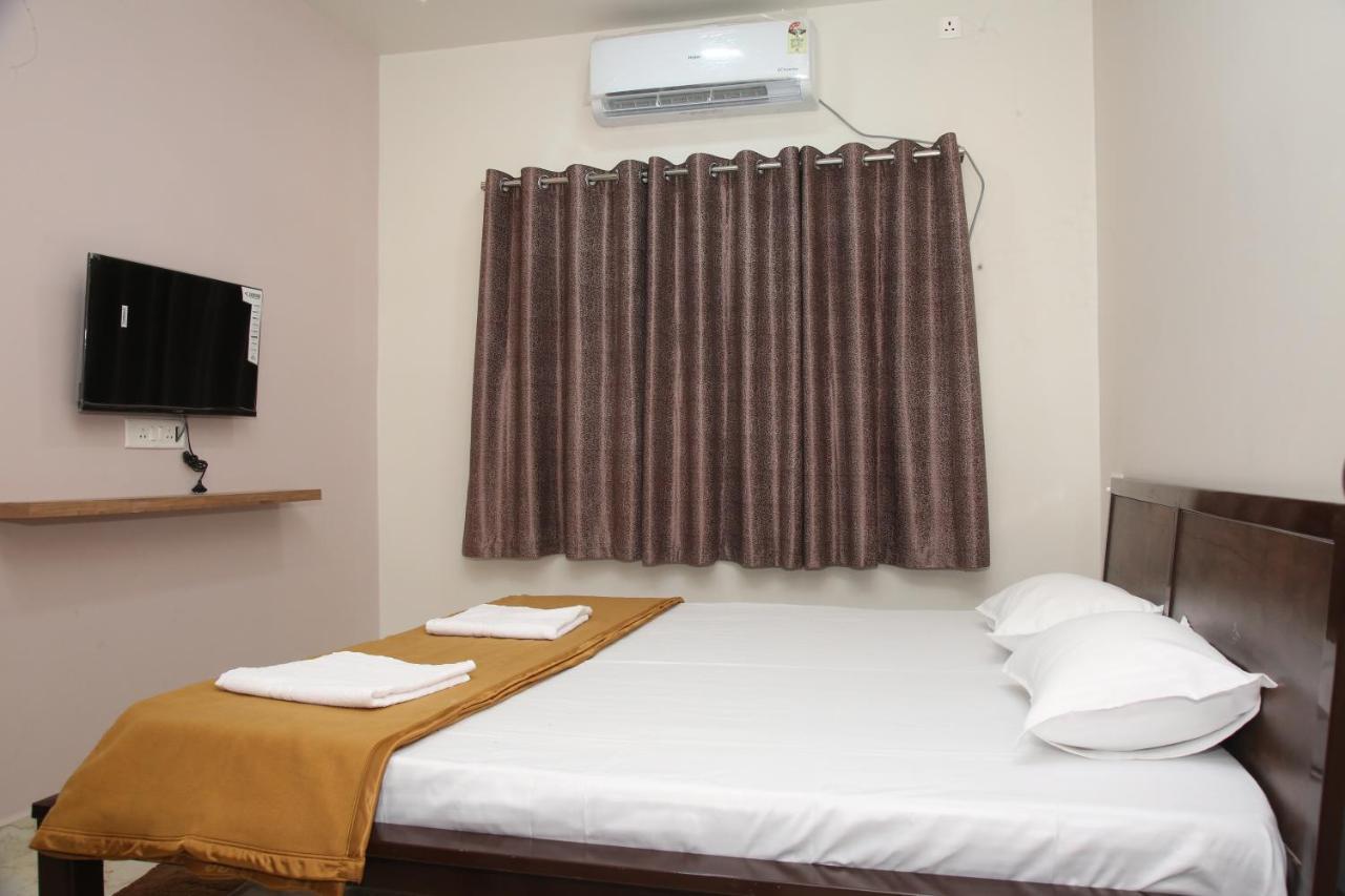Hotel Madhusudan Executive Kolhapur Esterno foto