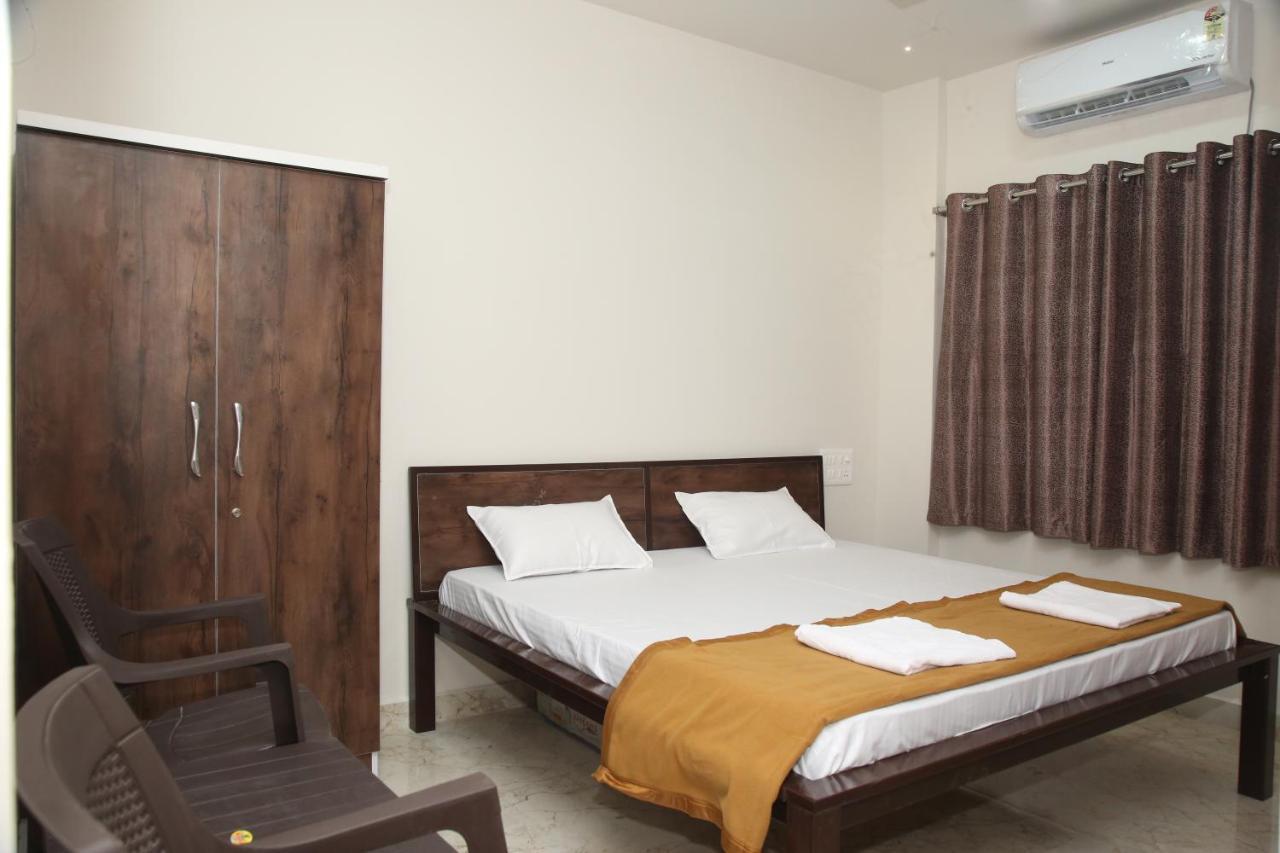 Hotel Madhusudan Executive Kolhapur Esterno foto
