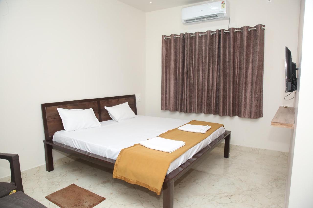 Hotel Madhusudan Executive Kolhapur Esterno foto